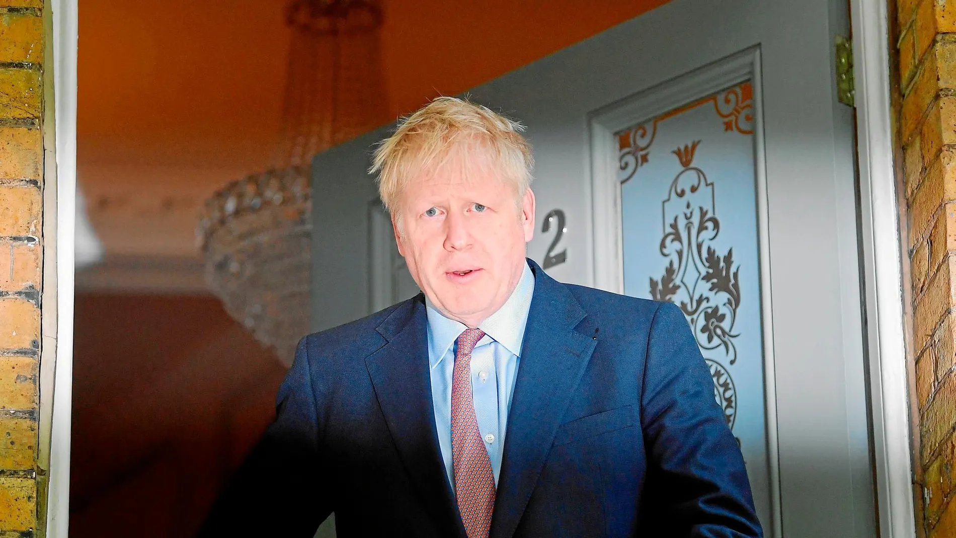 El polémico ex ministro de Exteriores británico, Boris Johnson, sale de su casa de Londres, ayer / Reuters