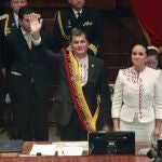 Fotografía facilitada por la Casa de S.M. El Rey que muestra al presidente de Ecuador, Rafael Correa, junto a la presidenta de la Asamblea Nacional, Gabriela Rivadeneira, durante el acto de su toma de posesión como presidente