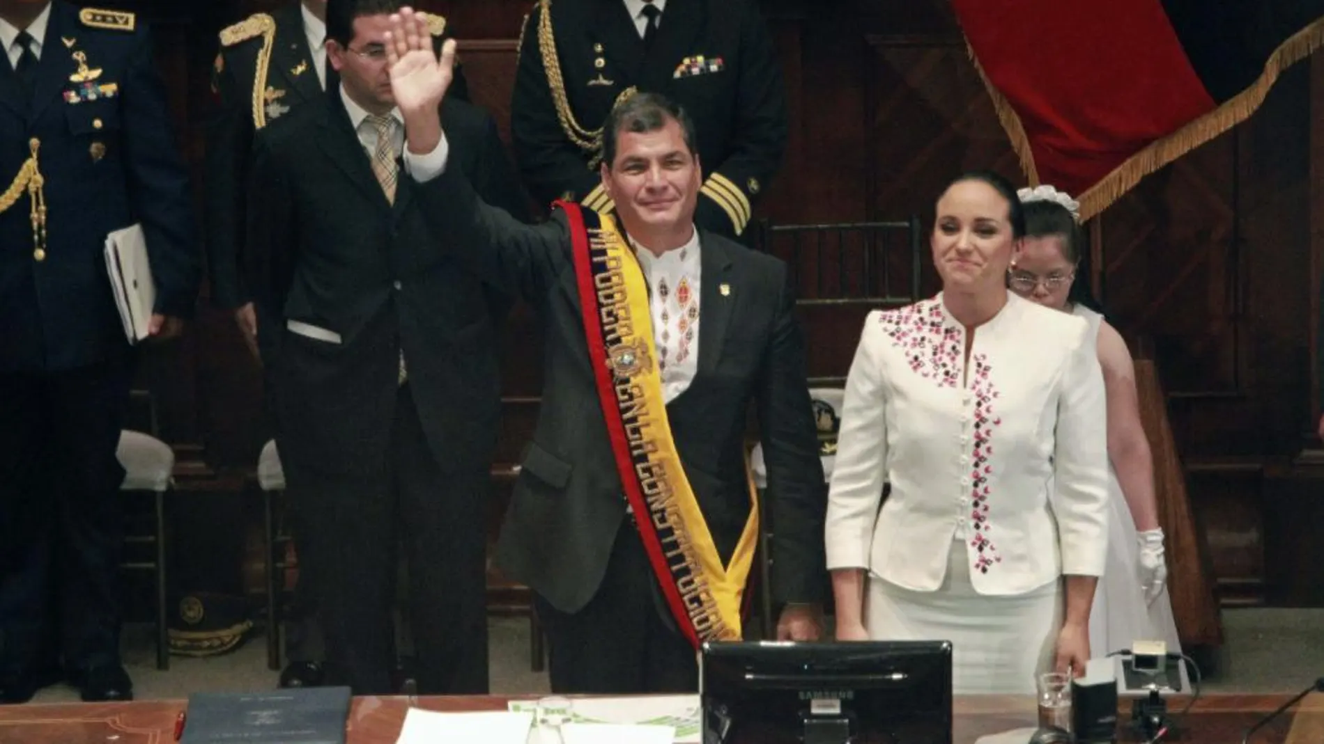 Fotografía facilitada por la Casa de S.M. El Rey que muestra al presidente de Ecuador, Rafael Correa, junto a la presidenta de la Asamblea Nacional, Gabriela Rivadeneira, durante el acto de su toma de posesión como presidente