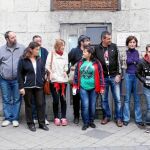 Foto de familia de los representantes de los grupos antidesahucios de Castilla y León, ayer en Valladolid antes de reunirse