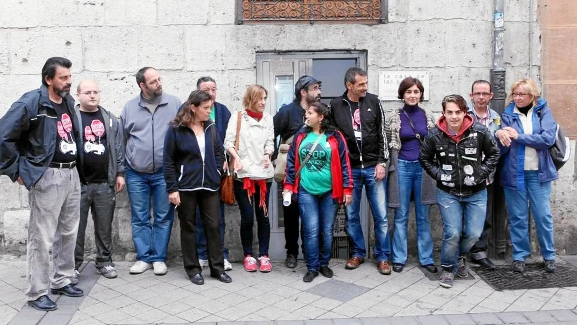 Foto de familia de los representantes de los grupos antidesahucios de Castilla y León, ayer en Valladolid antes de reunirse