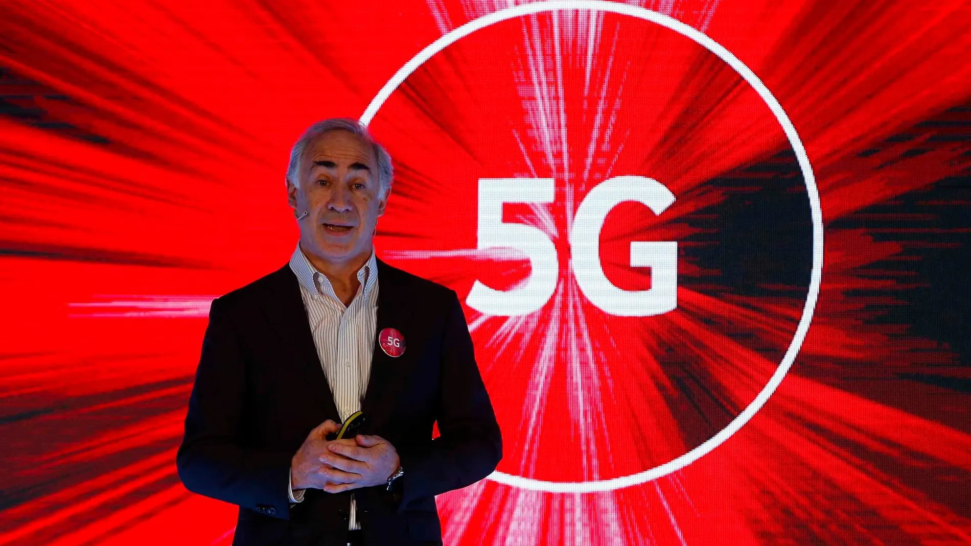 Vodafone ha anunciado hoy las 15 ciudades y los 3 móviles que estrenarán el 5G. En la imagen, el presidente y consejero delegado de la compañía en España, António Coimbra, durante la presentación / Efe