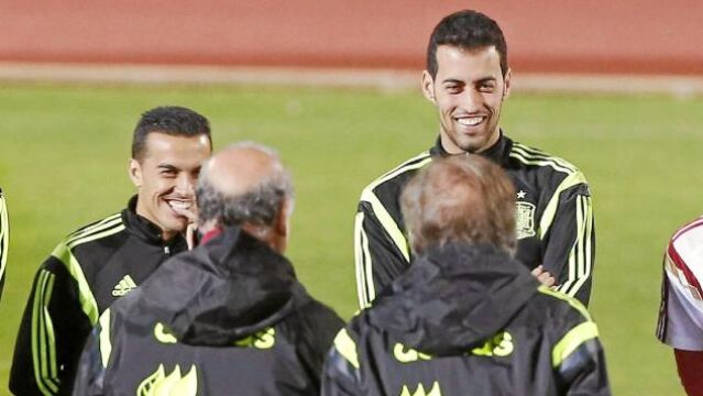 Del Bosque charla con Busquets y Pedro en el entrenamiento de ayer