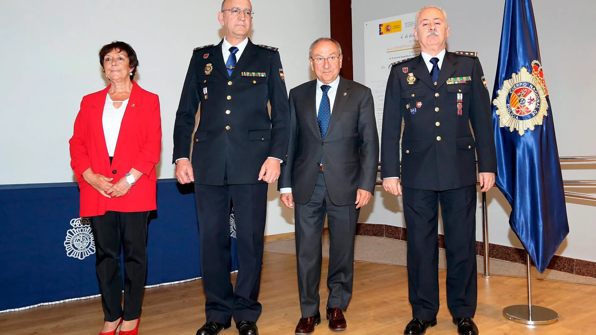 La delegada del Gobierno, Mercedes Martín, el jefe superior de Policía de Castilla y León, Juan José Campesino (2I), el subdelegado del Gobierno en Valladolid, Emilio Álvarez, presiden la toma de posesión de Luis Gibert Ortega (D) como nuevo comisario provincial del Cuerpo Nacional de Policía en Valladolid