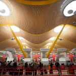 Mostradores de facturación y controles de seguridad en el aeropuerto Madrid-Barajas Adolfo Suárez. EFE/Javier Lizón