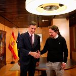 Sánchez e Iglesias se saludan al inicio de la reunión