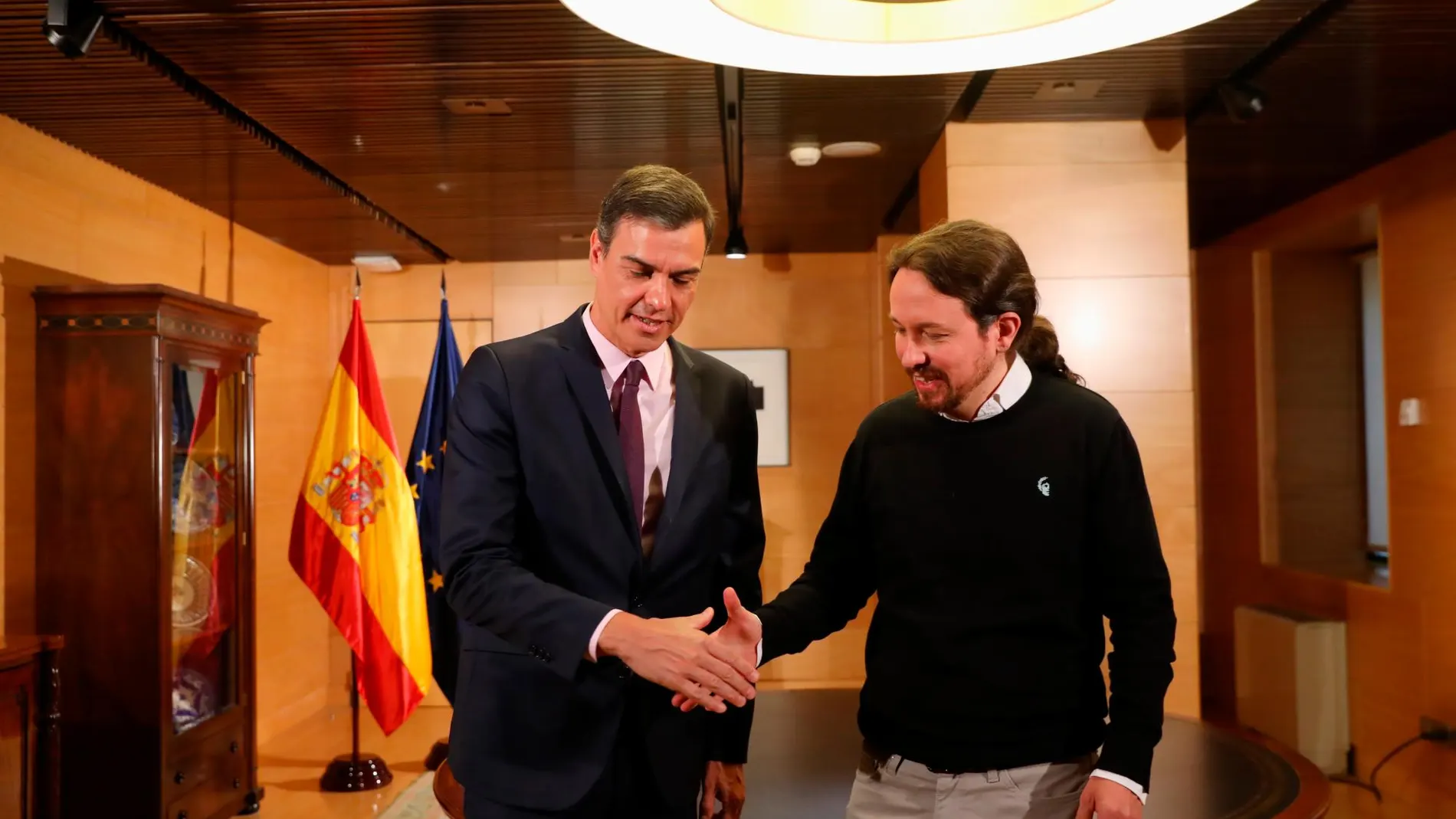 Sánchez e Iglesias se saludan al inicio de la reunión