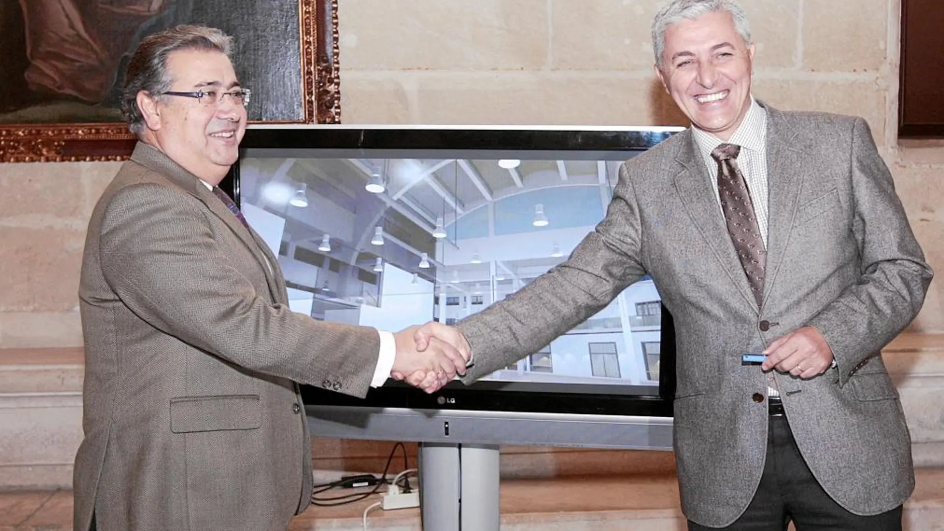El alcalde y el delegado de Urbanismo presentaron ayer el nuevo proyecto para el mercado de la Puerta de la Carne