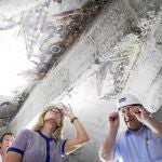 La consejera de Empleo, Turismo y Cultura, Ana Isabel Mariño, visitó ayer el templo de Robledo de Chavela, en cuyas bóvedas se han hallado unos murales góticos con dragones