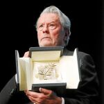 El mítico actor Alain Delon, de 83 años, recoge su Palma de Oro honorífica, ayer en Cannes / Efe