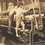 Ínfimas condiciones Unos niños trabajando en una fábrica de telares mecánicos donde se les empleaba por su bajo coste