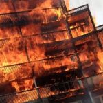 Un pavoroso incendio consume un edificio de apartamentos de Londres