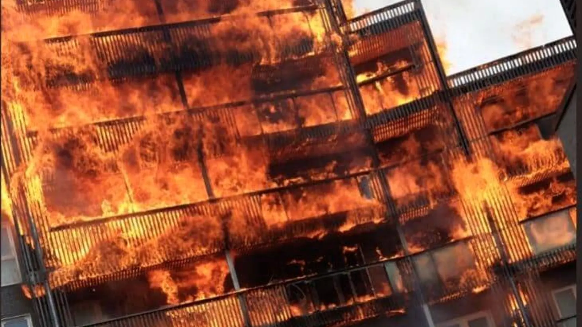 Un pavoroso incendio consume un edificio de apartamentos de Londres