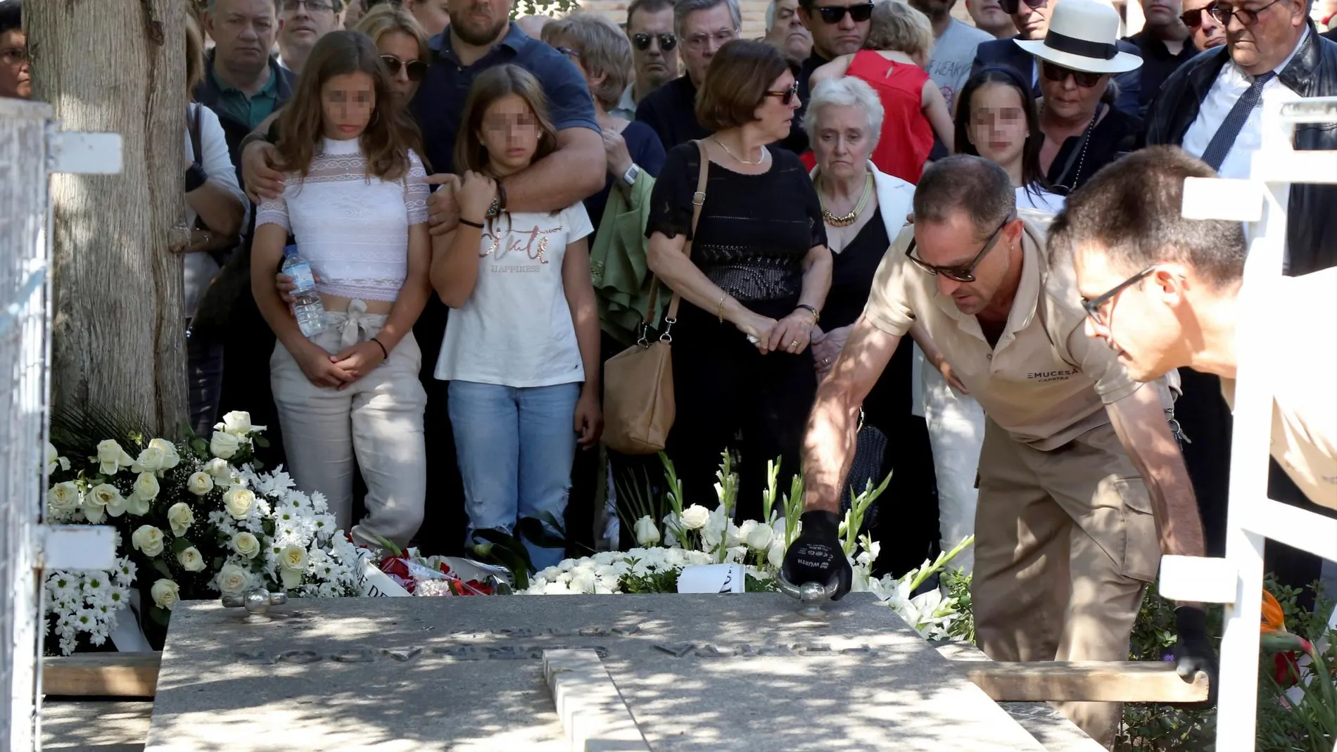 Chicho Ibáñez Serrador descansa ya junto a su madre en Granada