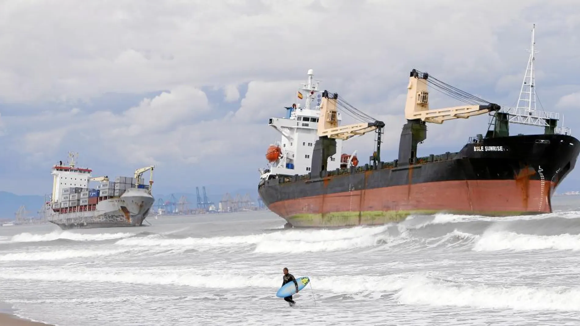 La playa de El Saler sufrió el azote de las tareas para desencallar dos barcos, a principios de año