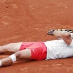 Nadal se lanzó al suelo tras el punto que le dio la victoria en París
