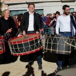 El presidente Puig participó ayer en la «tamborada» de L'Alcora, declarada Patrimonio Cultural Inmaterial de la Humanidad por la Unesco. La Razón
