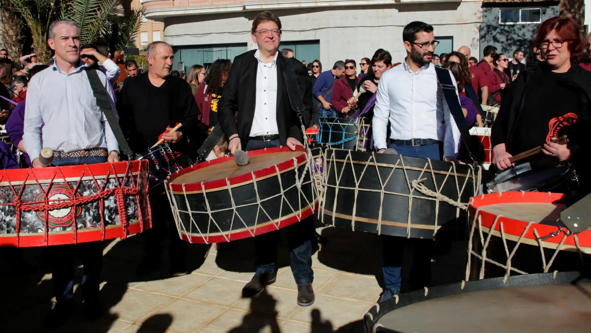 El presidente Puig participó ayer en la «tamborada» de L'Alcora, declarada Patrimonio Cultural Inmaterial de la Humanidad por la Unesco. La Razón