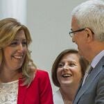 Susana Díaz, junto a Manuel Jiménez Barrios, ayer, en la presentación del nuevo Ejecutivo andaluz.