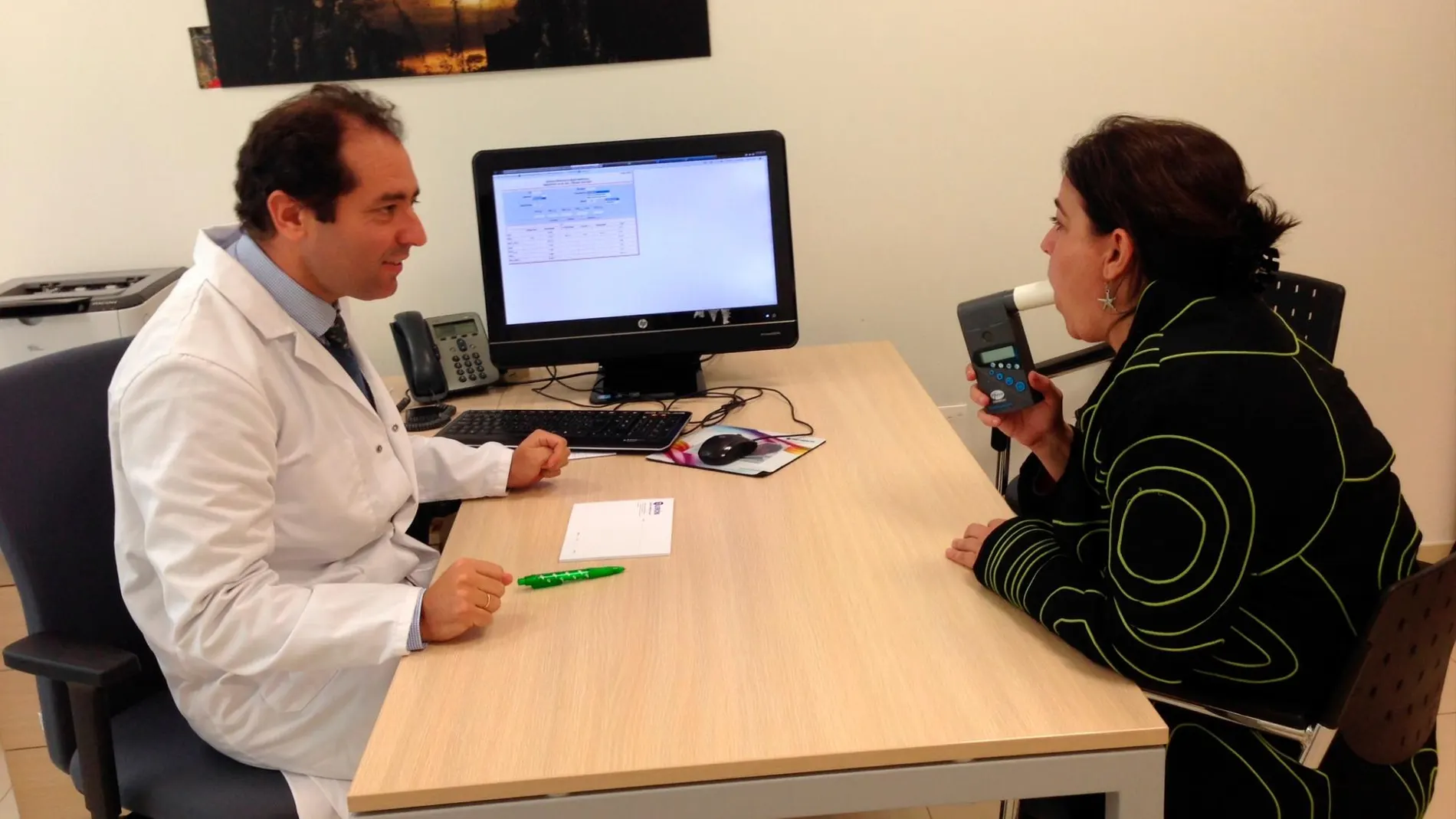Un médico de las clínicas Quirón realiza una espirometría a una paciente / foto: LA RAZÓN