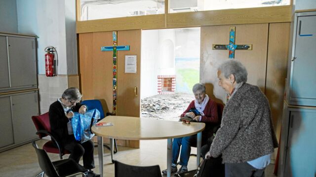 Las voluntarias de Cáritas ayudan estos días a barrer el templo