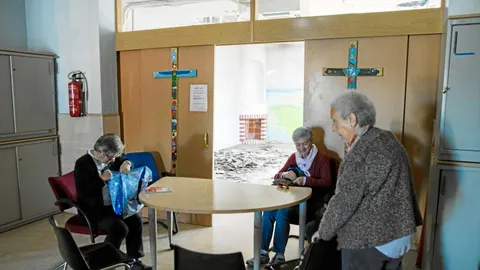 Las voluntarias de Cáritas ayudan estos días a barrer el templo