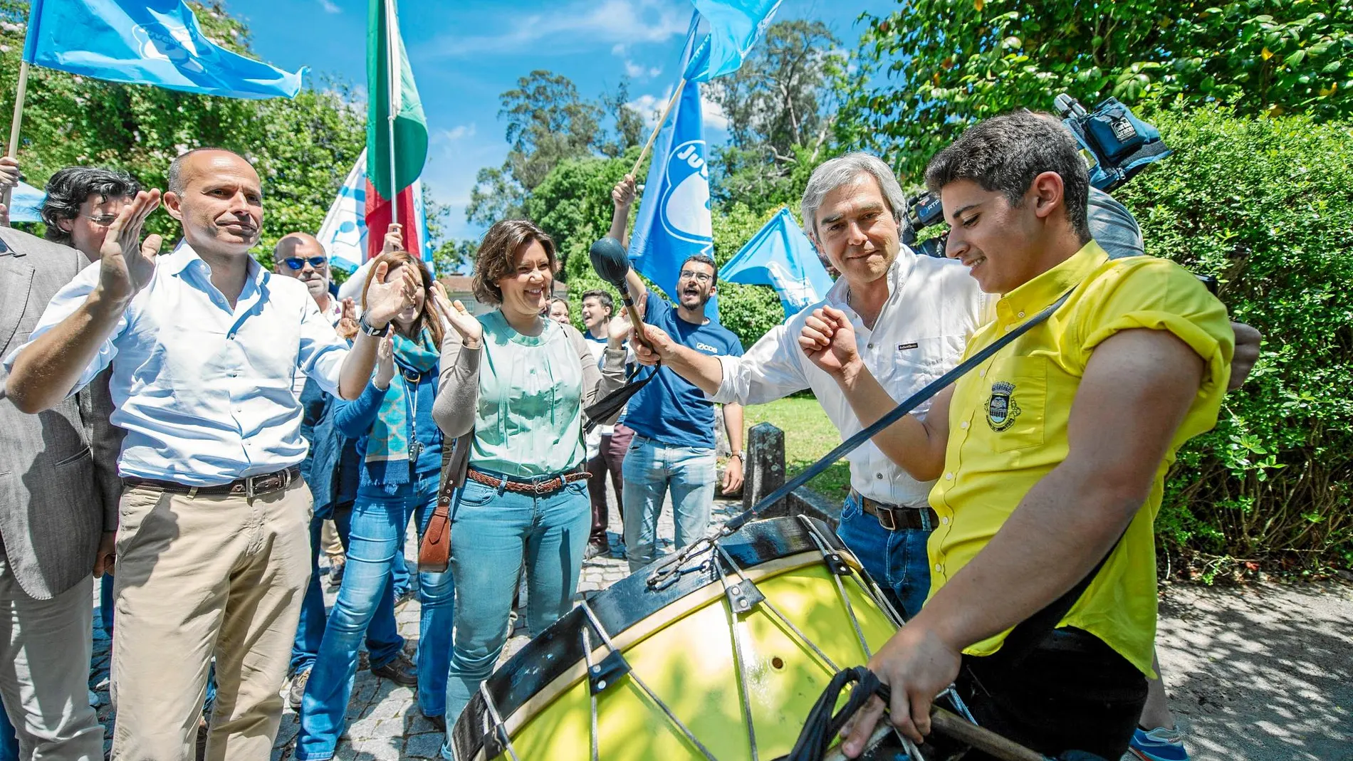 Assunsao Cristas (centro), líder del DDS-PP, en un acto de campaña