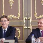 El presidente de la Generalitat valenciana, Ximo Puig, durante una reunión con el líder de la Confederación Empresarial Valenciana (CEV), Salvador Navarro