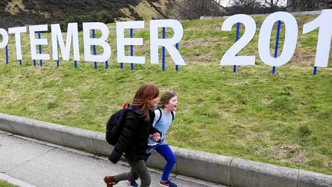 Un cartel con la fecha del referéndum de independencia, en la entrada del Parlamento escocés, en Edimburgo