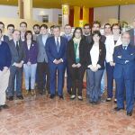 Villanueva, Mateos, Sacristán y de los Mozos, junto con los jóvenes participantes en Renault Experience