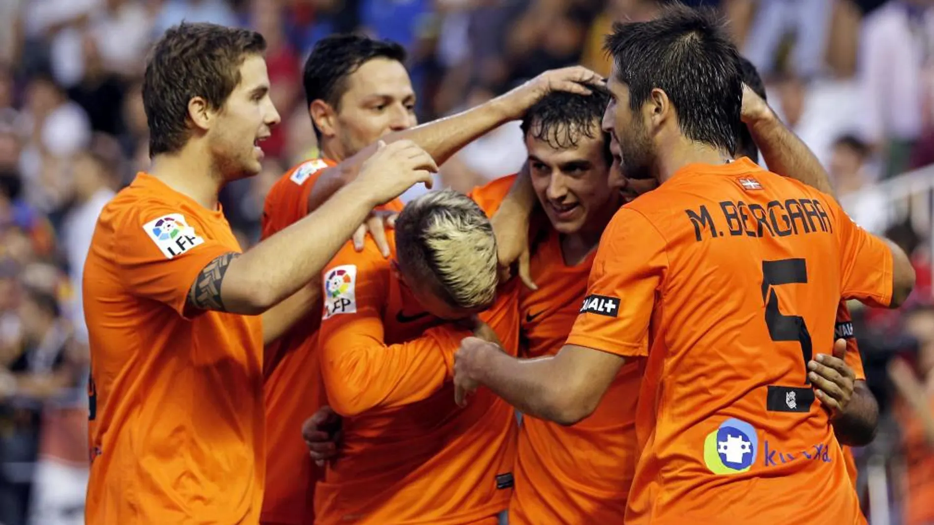 El centrocampista de la Real Sociedad Rubén Pardo (c) celebra con sus compañeros el gol que acaba de marcar, el segundo de su equipo