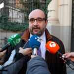 El presidente de CSIF, Miguel Borra, atiende a los medios. EFE/Kiko Huesca