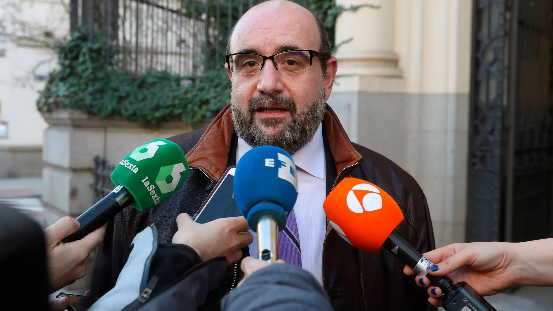 El presidente de CSIF, Miguel Borra, atiende a los medios. EFE/Kiko Huesca