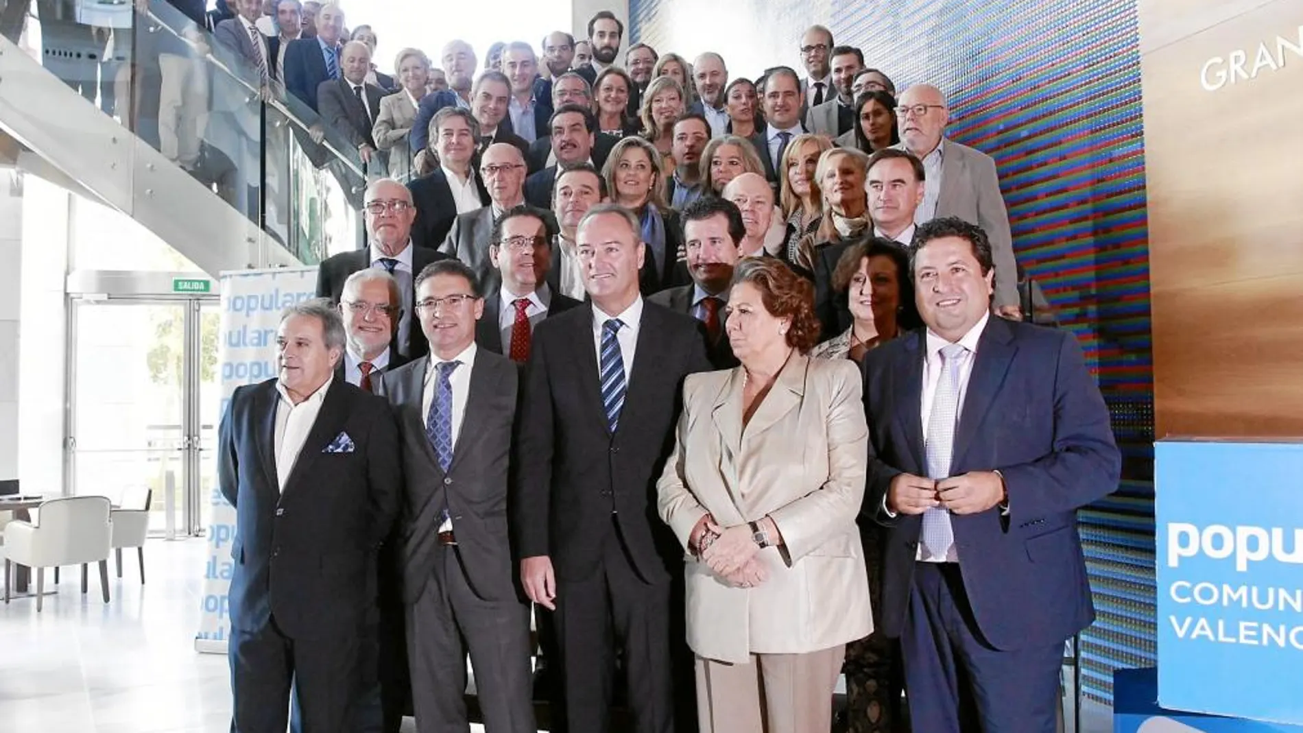 Fabra con Rus, Castellano, Barberá, Moliner y el resto de diputados populares ayer en la interparlamentaria