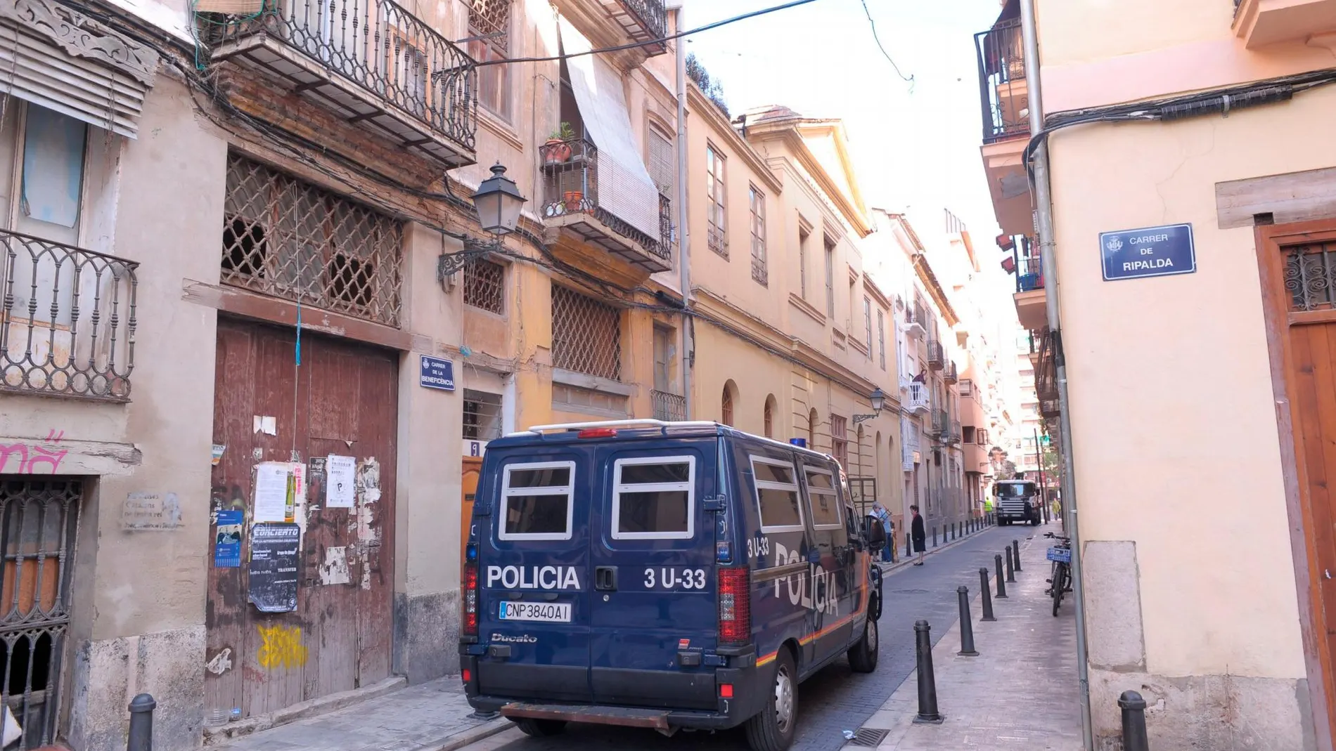 La Policía Nacional identificó al ahora detenido, con antecedentes policiales, por un presunto delito de exhibicionismo