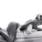Una de las fotos más sensuales de Marilyn, hecha por Stern en 1962 para «Vogue». Al lado de estas líneas el fotógrafo en una de sus exposiciones