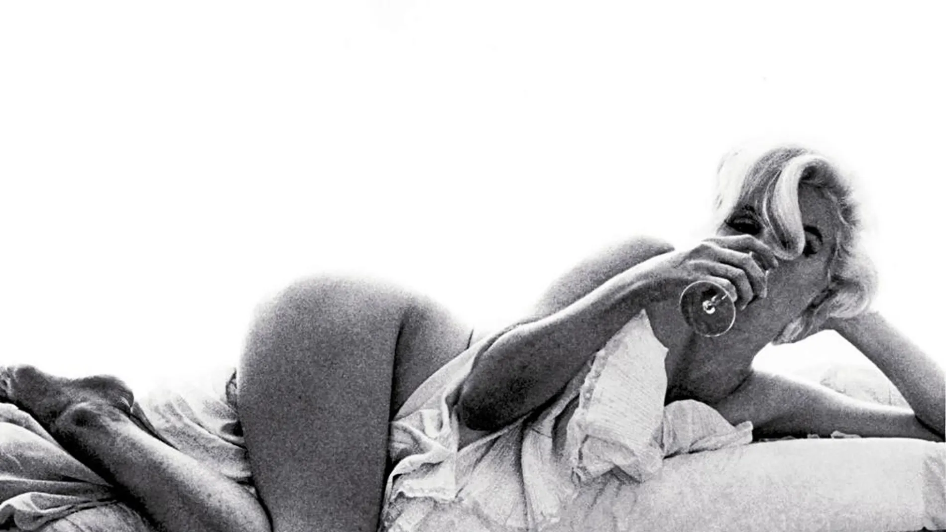 Una de las fotos más sensuales de Marilyn, hecha por Stern en 1962 para «Vogue». Al lado de estas líneas el fotógrafo en una de sus exposiciones