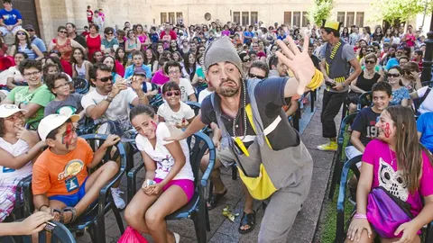 La compañía portuguesa We Tum Tum, durante su espectáculo de ayer en las calles de Ciudad Rodrigo