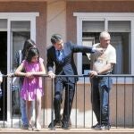 Ignacio González, durante la entrega de un piso del IVIMA a una familia en junio