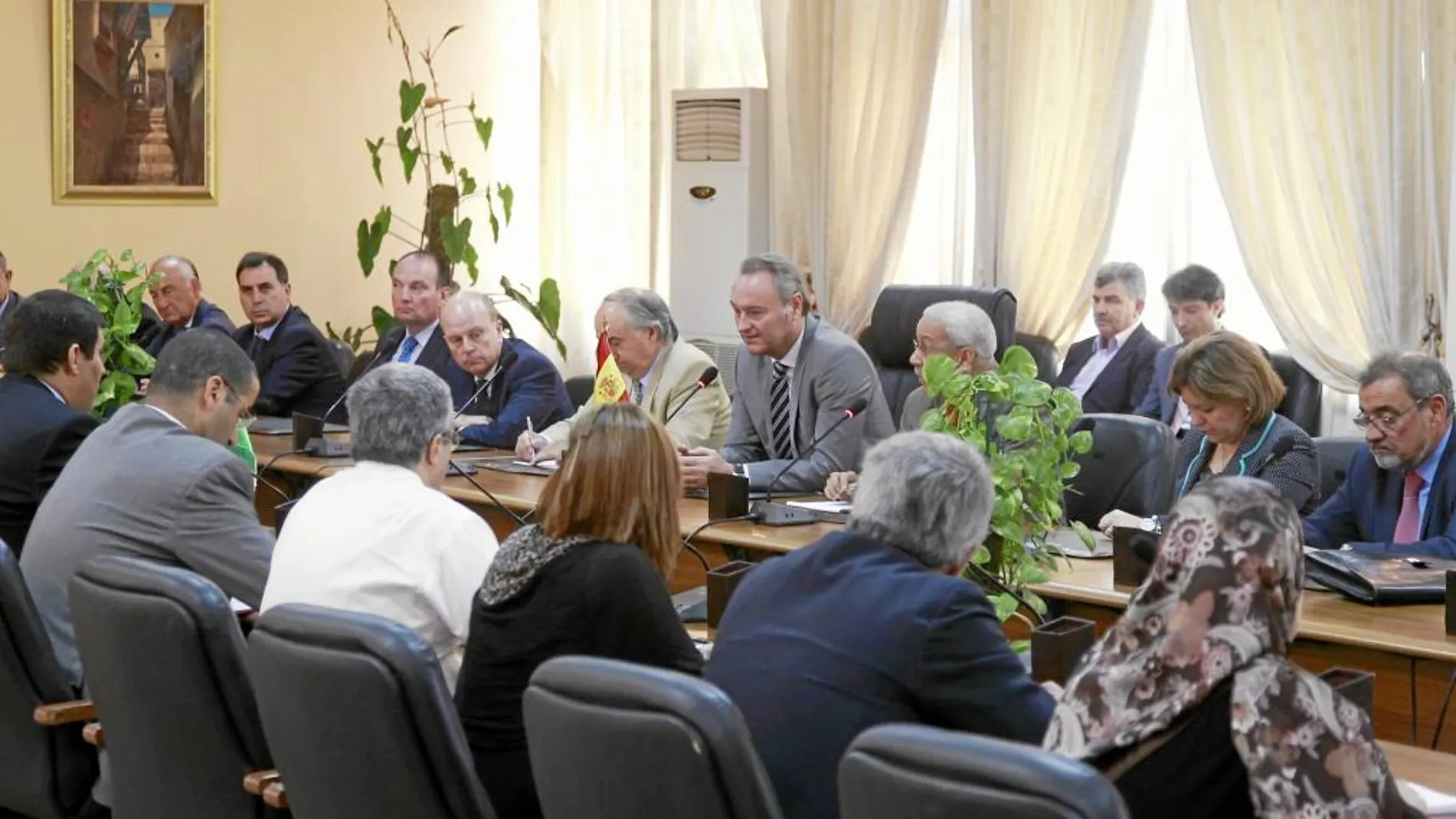 El presidente Fabra junto a un grupo de empresarios valencianos durante una de las reuniones que mantuvo con representantes del Gobierno argelino