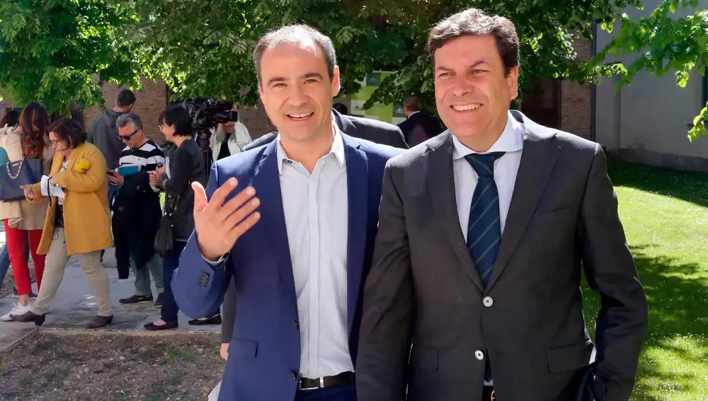 El consejero de Empleo, Carlos Fernández Carriedo, y el presidente de Acalerte, Diego Juez, participan en la apertura de la Jornada «La Ley de Dependencia en Castilla y León»