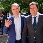 El consejero de Empleo, Carlos Fernández Carriedo, y el presidente de Acalerte, Diego Juez, participan en la apertura de la Jornada «La Ley de Dependencia en Castilla y León»