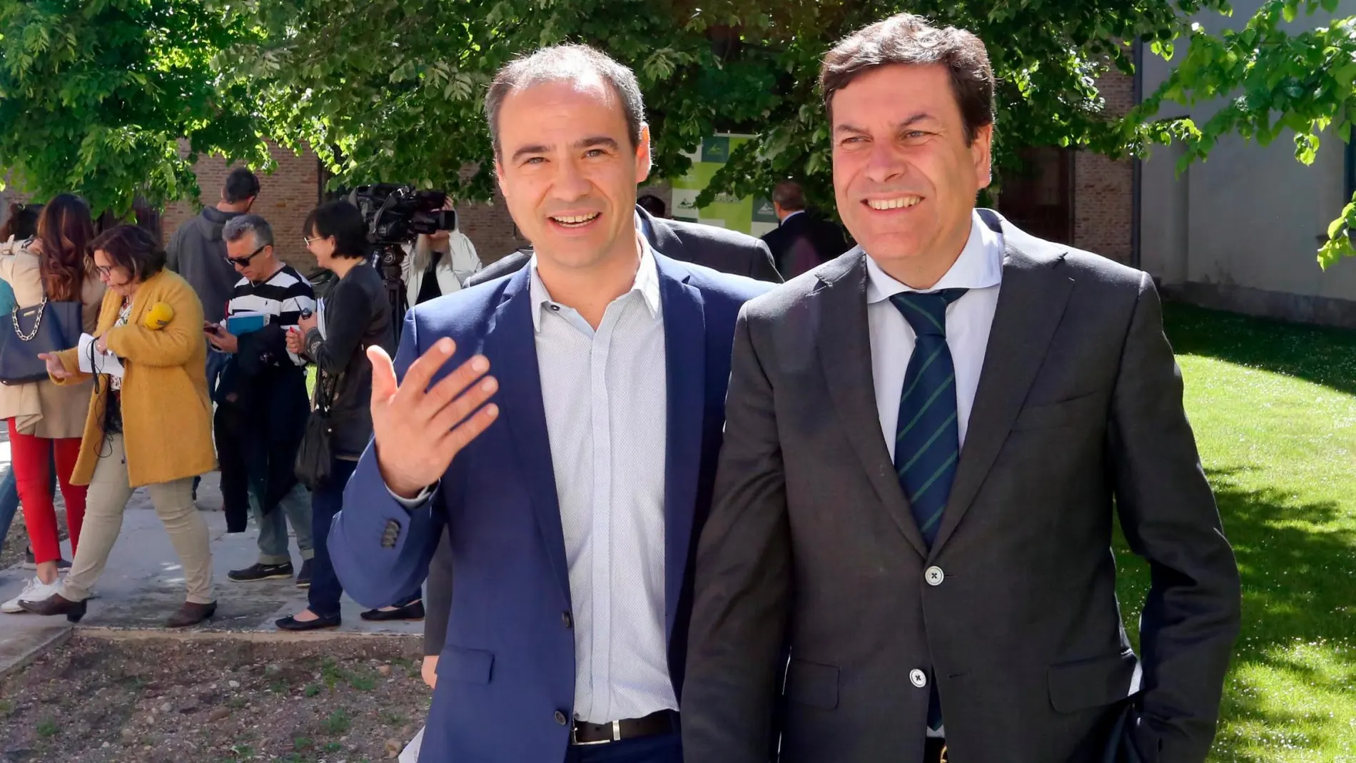 El consejero de Empleo, Carlos Fernández Carriedo, y el presidente de Acalerte, Diego Juez, participan en la apertura de la Jornada «La Ley de Dependencia en Castilla y León»