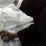 Una mujer llora sobre el cadáver de su marido, muerto ayer en los enfrentamientos con la policía en El Cairo