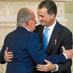 Don Felipe y Don Juan Carlos se abrazan durante la ceremonia de abdicación en julio de 2014. Foto: Alberto R. Roldán