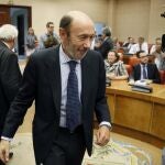 El líder de la oposición, Alfredo Pérez Rubalcaba, llega a la reunión de su grupo parlamentario en el día en el que el Congreso retoma las sesiones ordinarias tras el periodo vacacional