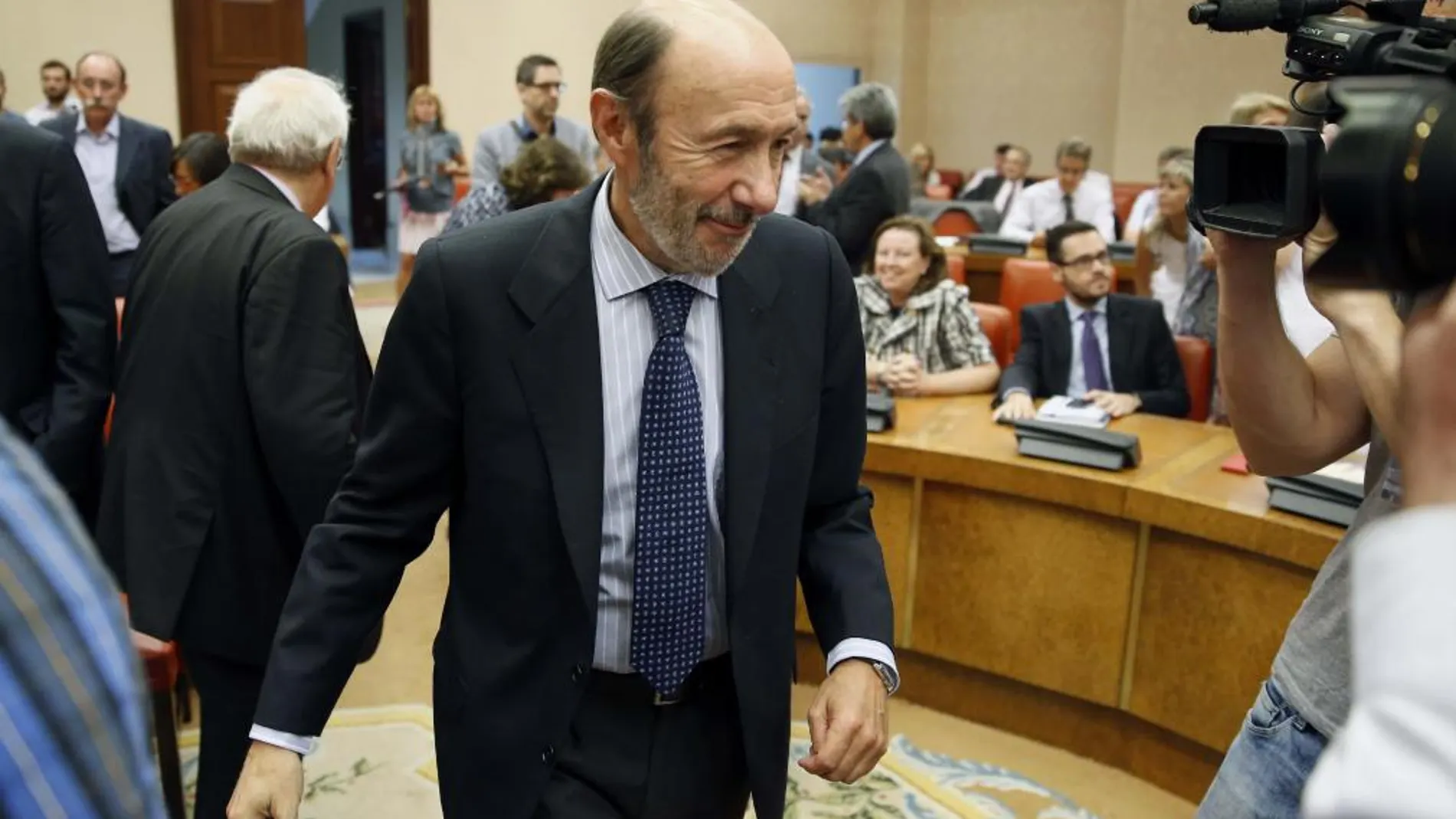 El líder de la oposición, Alfredo Pérez Rubalcaba, llega a la reunión de su grupo parlamentario en el día en el que el Congreso retoma las sesiones ordinarias tras el periodo vacacional
