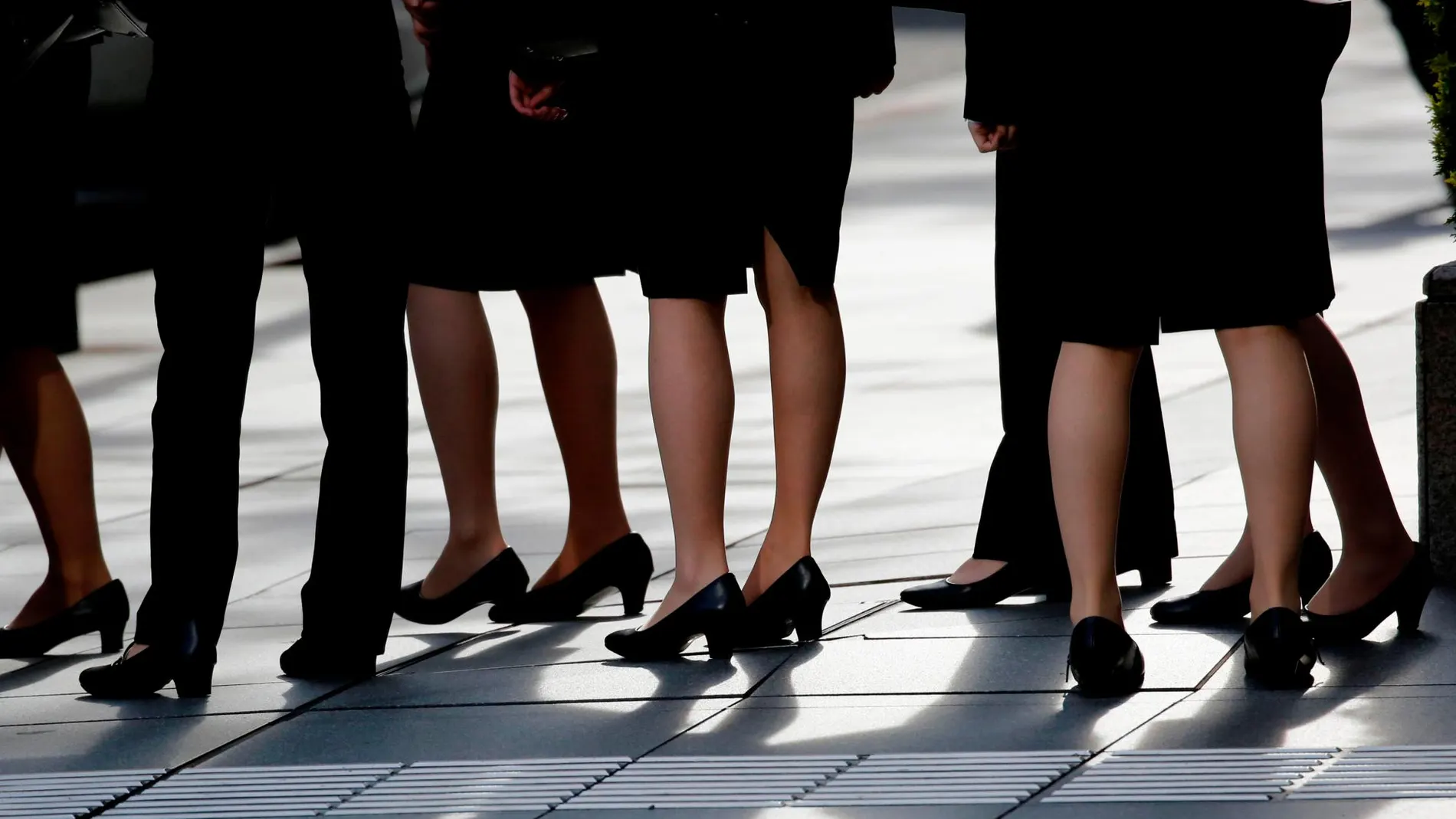 Mujeres que van a trabajar con tacones