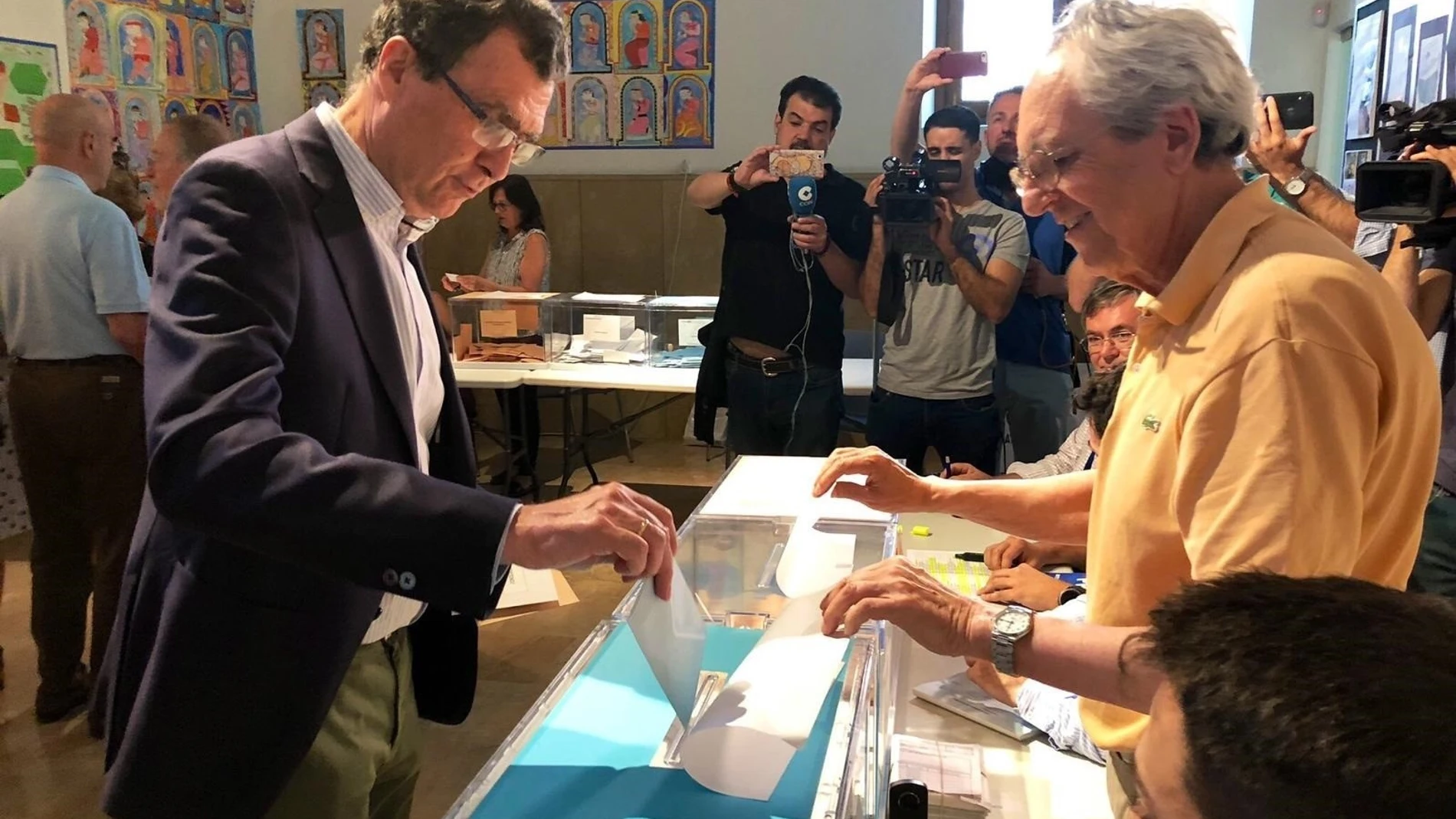 Jose Ballesta, candidato del PP a la Alcaldía de Murcia, ejerciendo su derecho al voto