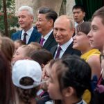 Vladimir Putin y Xi Jinping en el zoo de Moscú. El mandatario chino regaló dos osos panda a Rusia en señal de buena voluntad/Ep